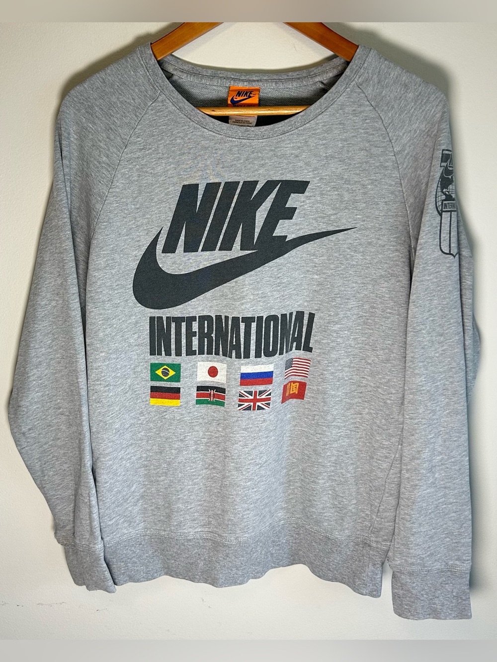 Nike Track & Field Men’s Crewneck Sweatshirt Size M Gray International Flags